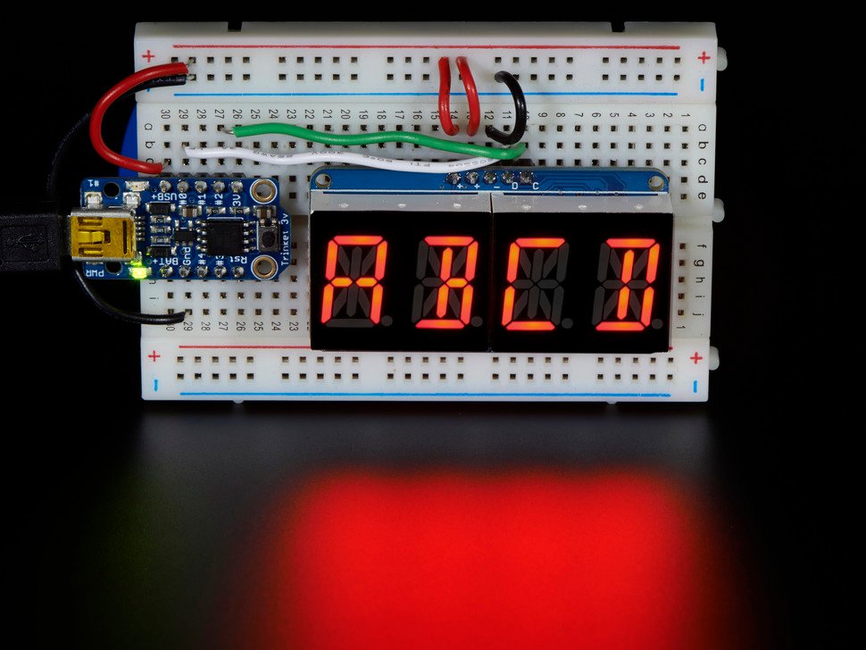 顯示屏連接到麵包板上的Arduino，顯示“ ABCD”